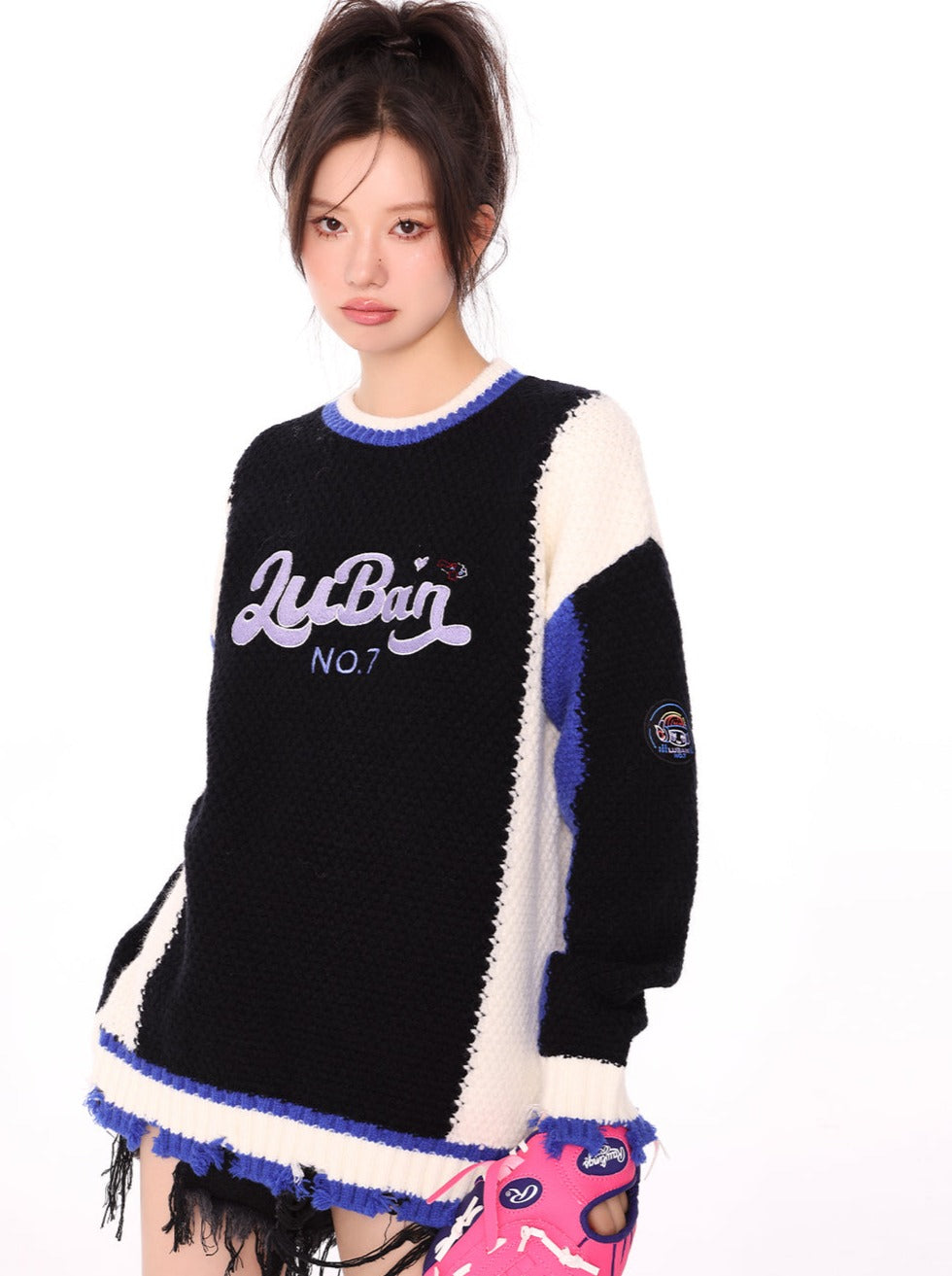 Beschädigter Strick mit Logo in Kontrastfarbe