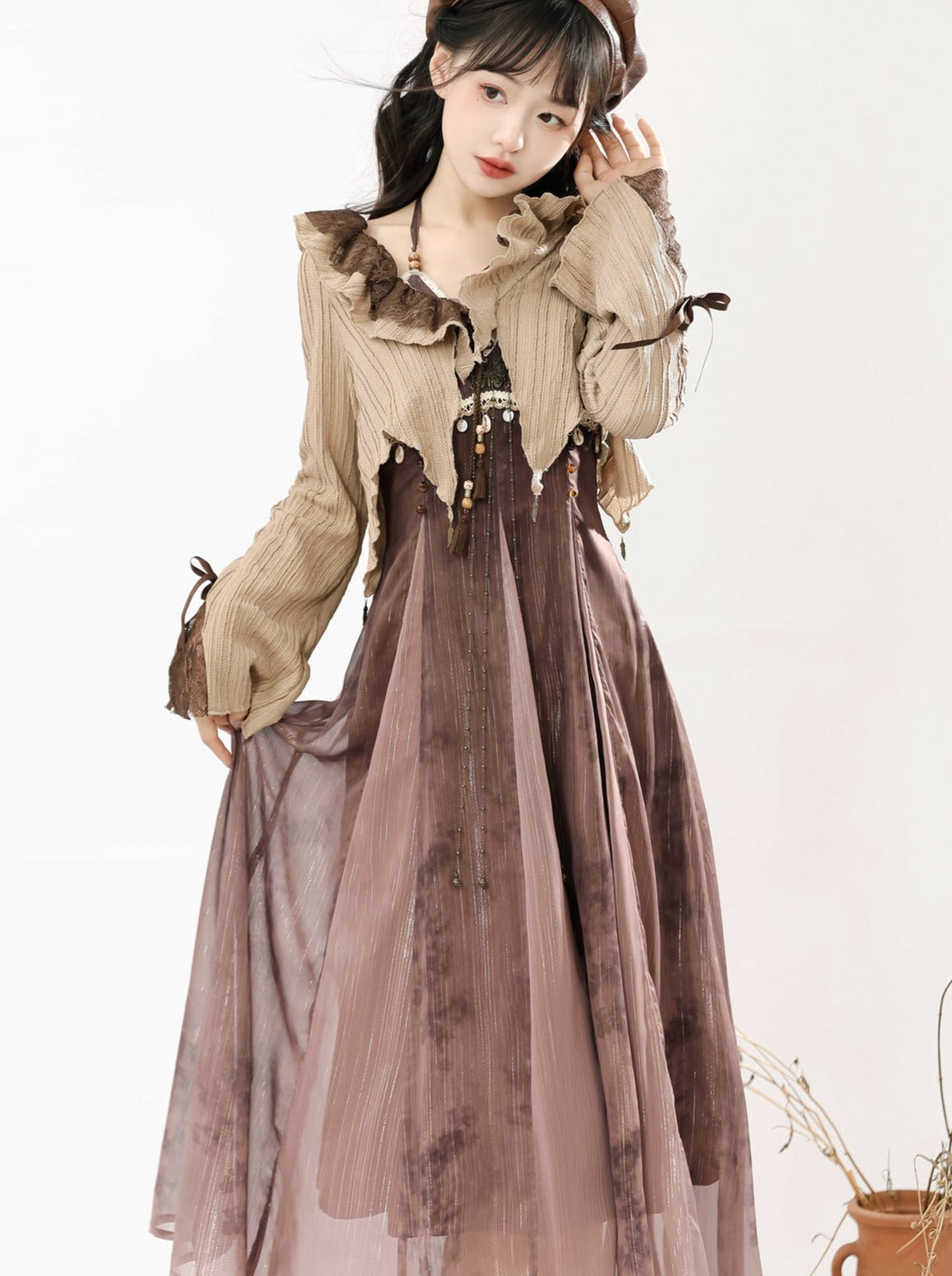 Kleiderstil + kurzes Camisole-Cardigan mit ethnischen Rüschen