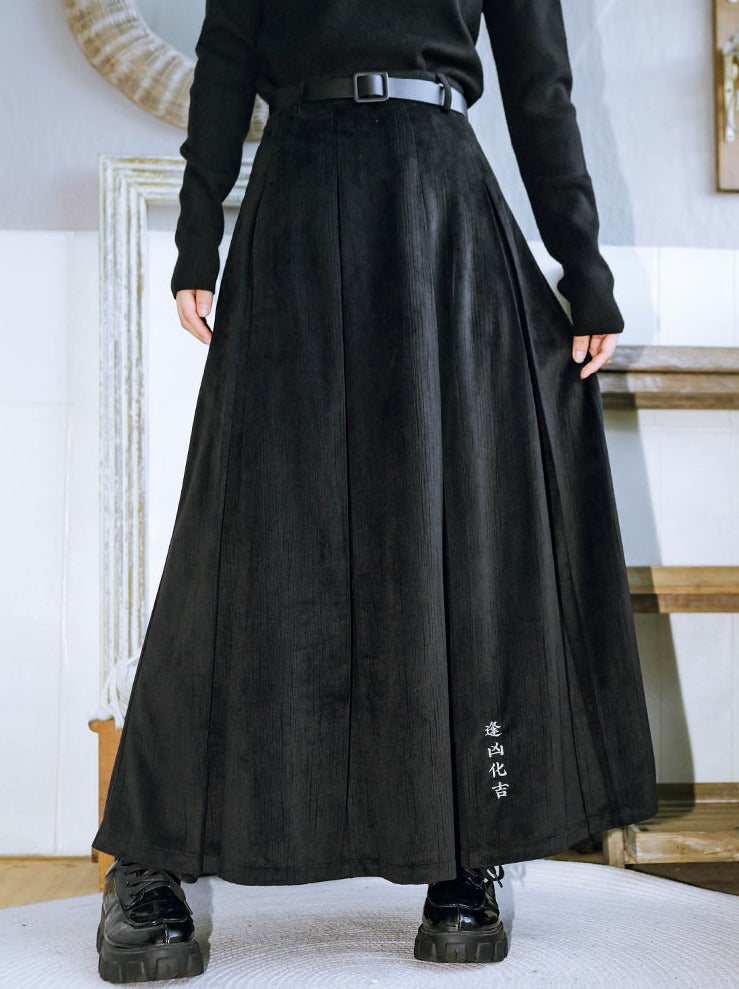 Schwarzer Plisseerock aus besticktem Samt