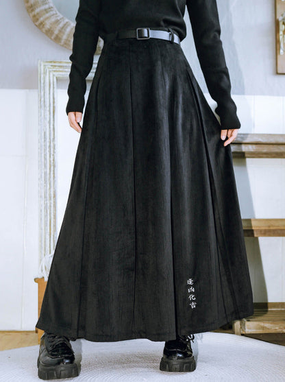 Schwarzer Plisseerock aus besticktem Samt