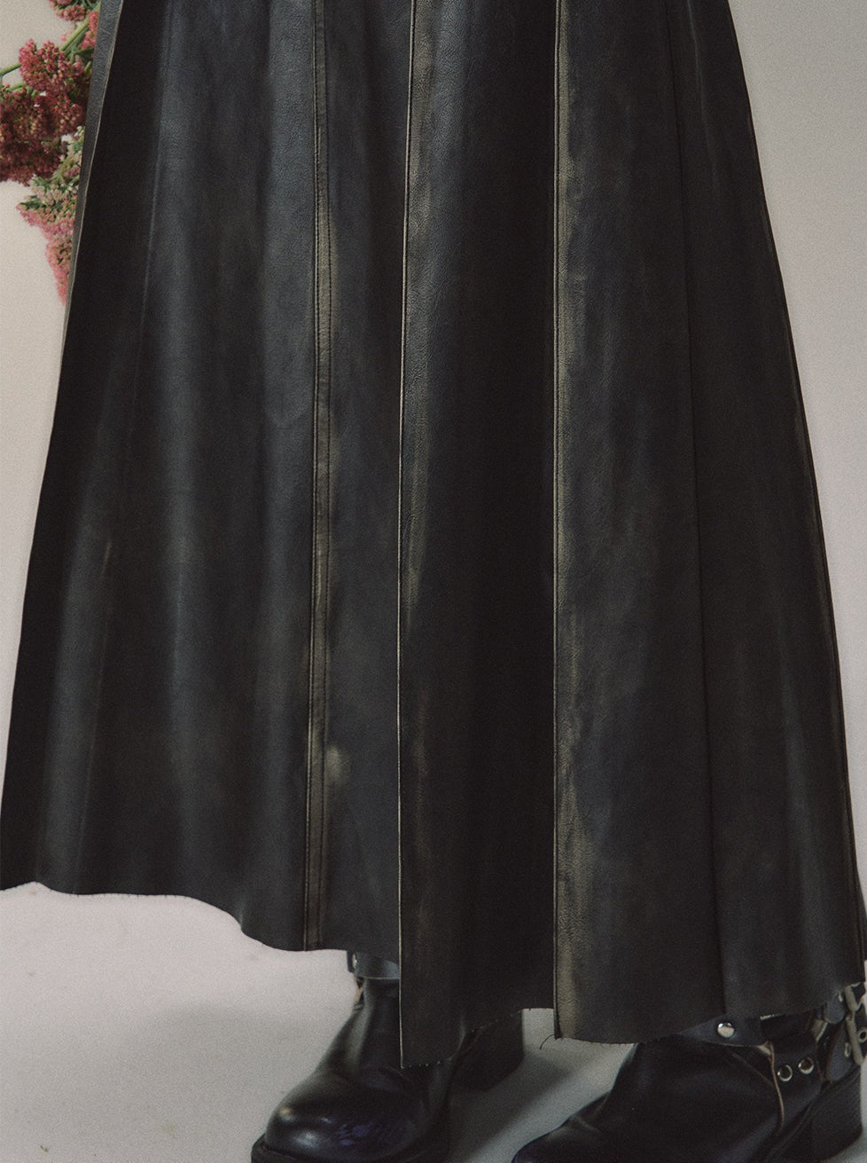 Langer schwerer Rock aus poliertem Leder
