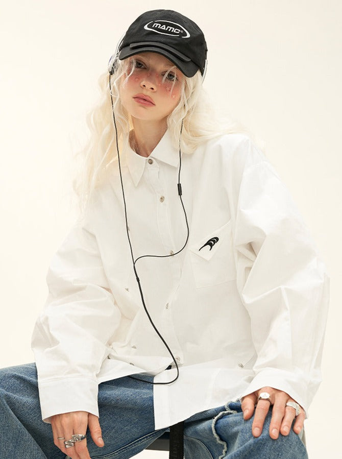 Weißes Hemd Schneiderei dekonstruiert