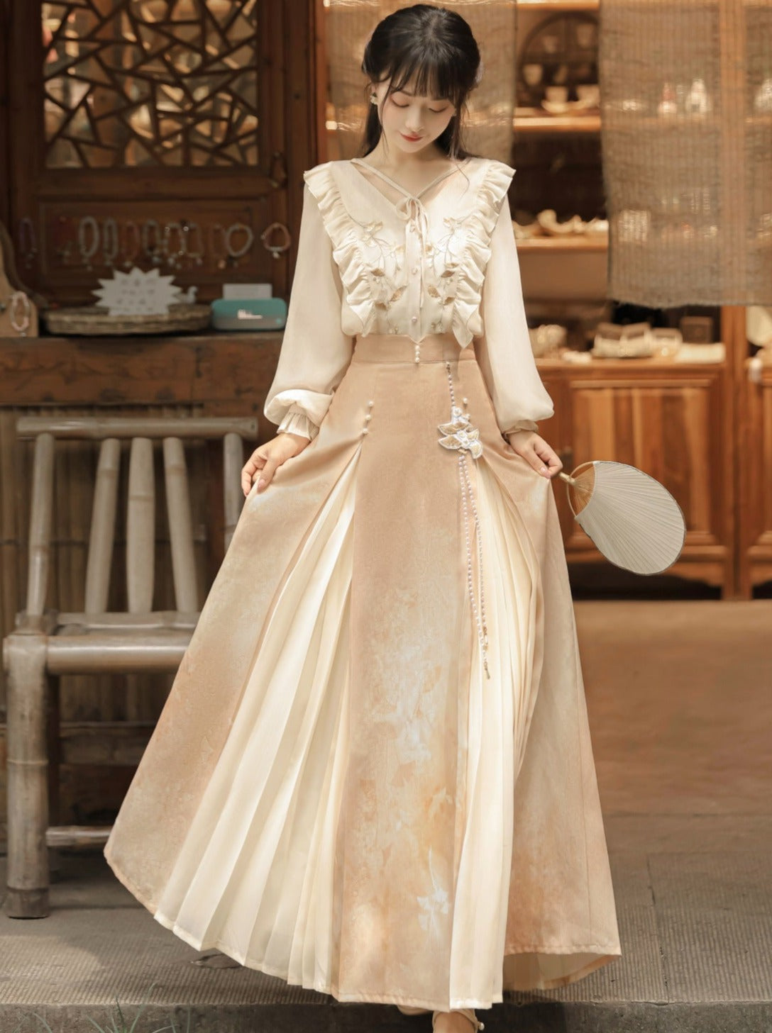 Plissierter Spitzenrüschen-China-Rock mit Schlitz, lang + Bluse