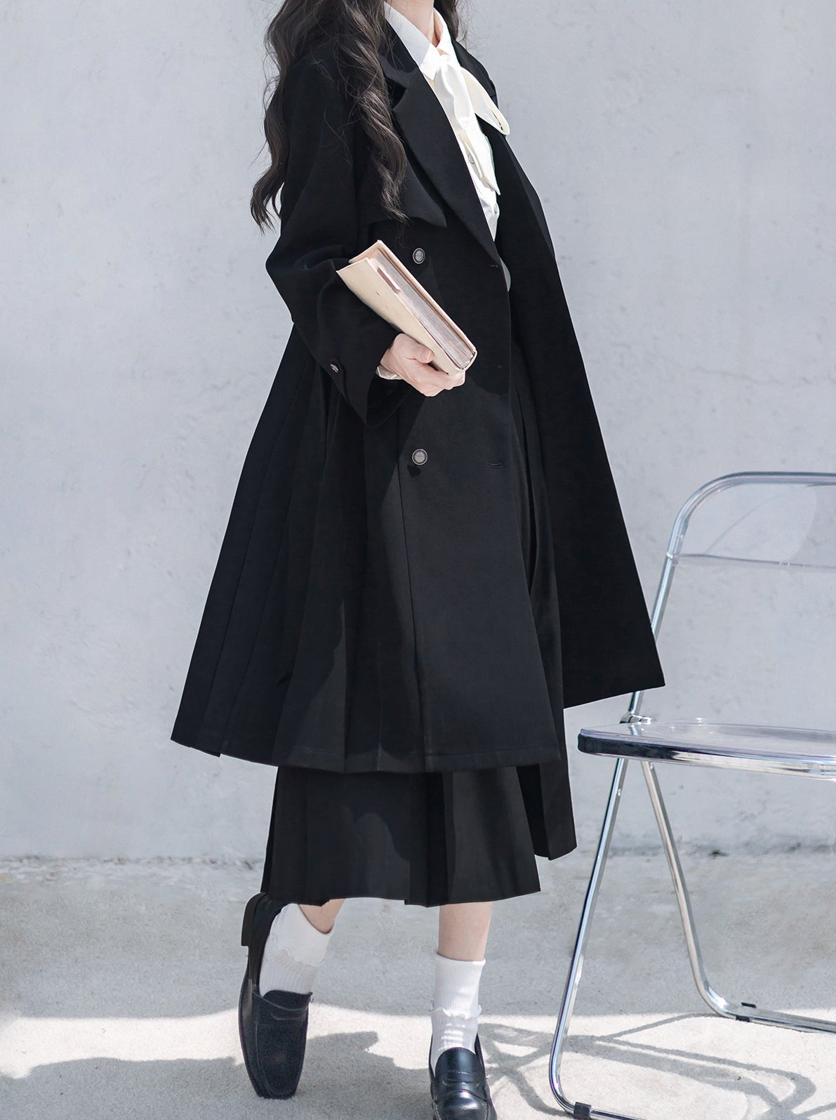 Trenchcoat in Schwarz + College-Abzeichen aus Metall + Hemd mit Plissee und besticktem Mantelband