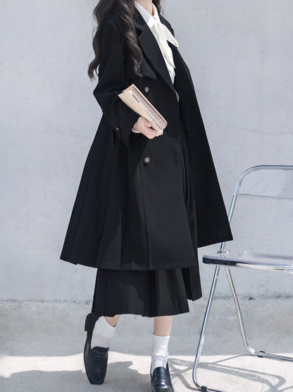 Trenchcoat in Schwarz + College-Abzeichen aus Metall + Hemd mit Plissee und besticktem Mantelband