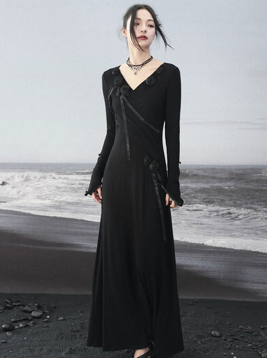 Strickkleid mit V-Ausschnitt und schmalem Schnitt