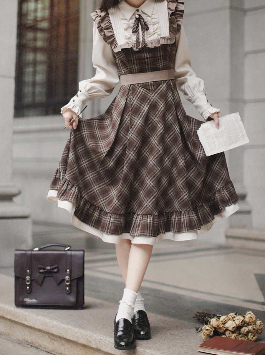 Perlenvolumen + ärmelloses Retro-Kleid, mehrlagiger Gürtel, Karo-Mantel, klassisch + Band-Accessoire, Braun