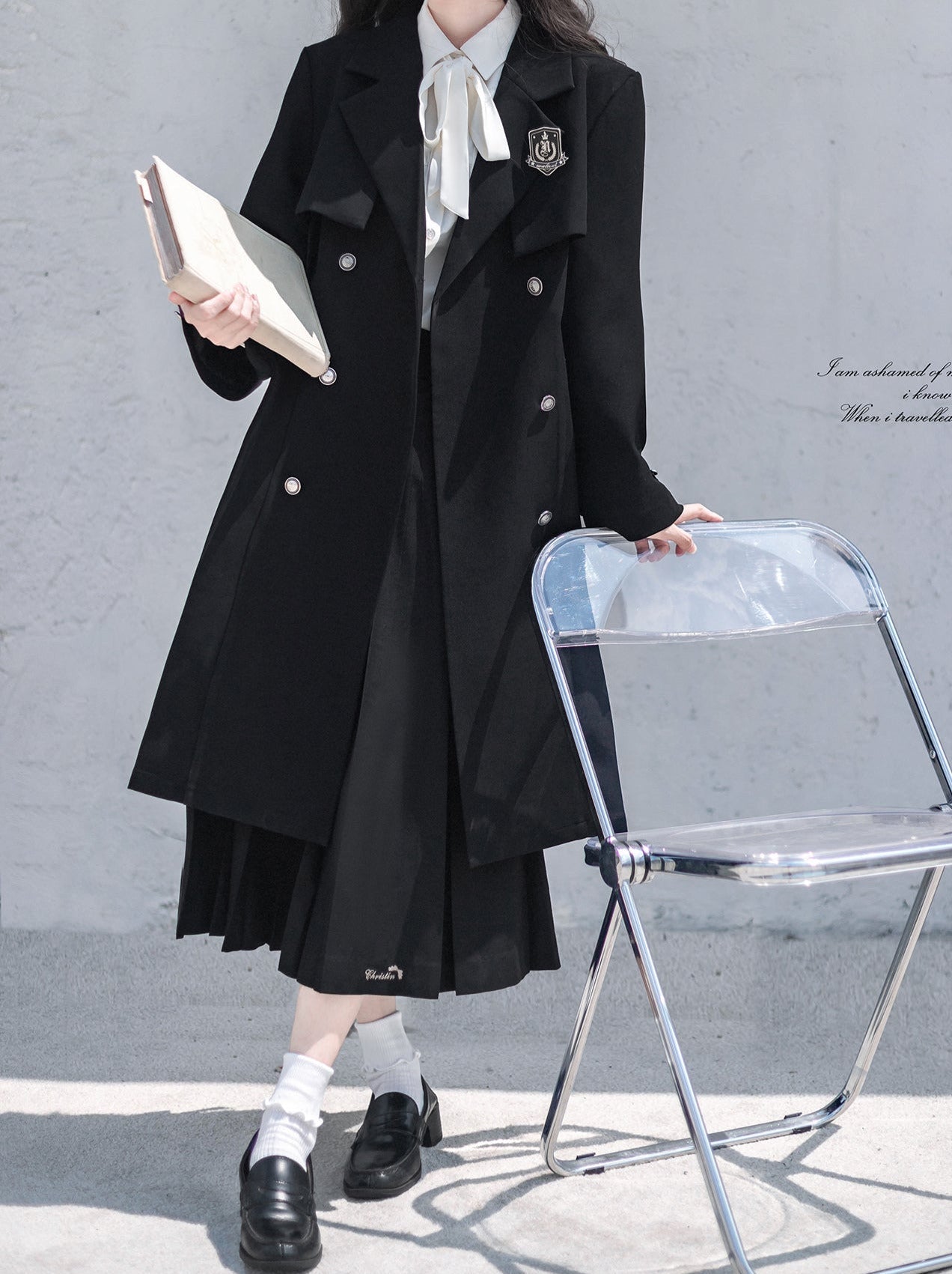 Trenchcoat in Schwarz + College-Abzeichen aus Metall + Hemd mit Plissee und besticktem Mantelband