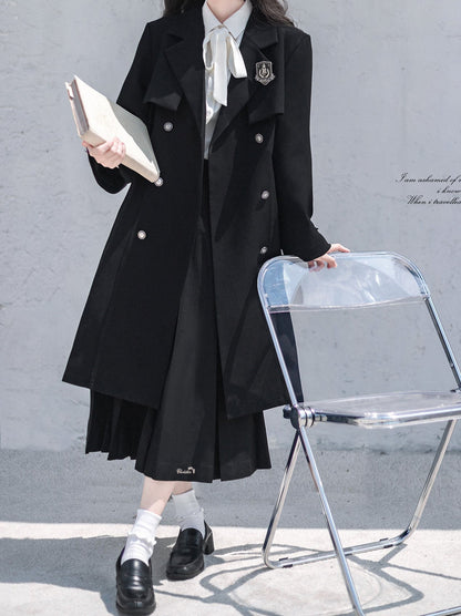 Trenchcoat in Schwarz + College-Abzeichen aus Metall + Hemd mit Plissee und besticktem Mantelband