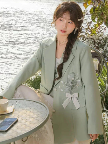 Mintgrüner Anzug mit Hosenträgern + Blumenjacke, Rüschenkleid mit Schleife