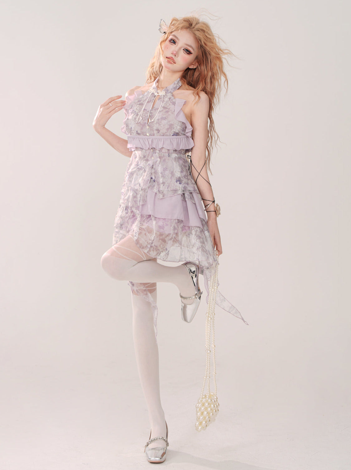 Lila Neckholder-Kleid mit Blumenmuster und leicht ausgestelltem Hals