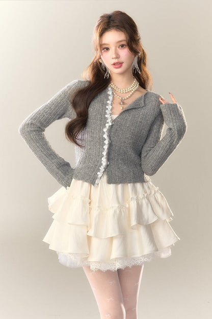 Fliegendes Cremefarbenes Kleid mit Spitzenärmeln und Puffärmeln