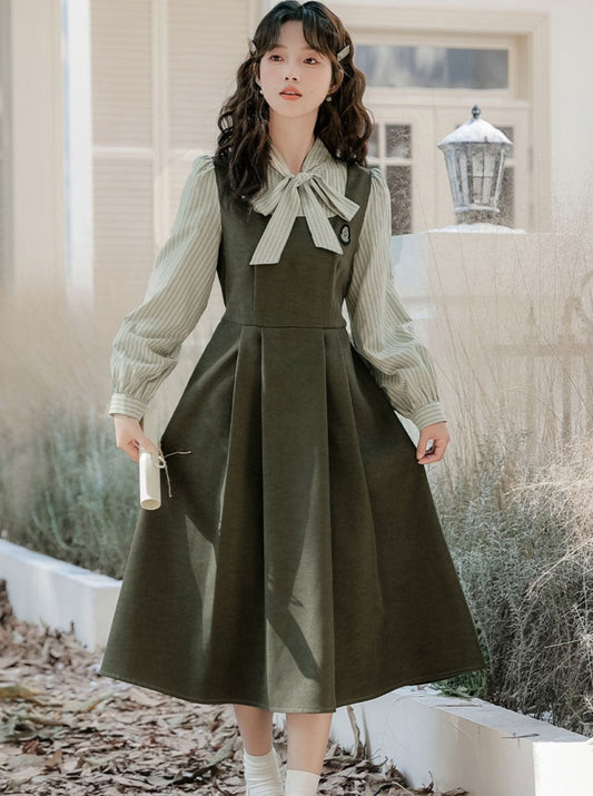 Gestreiftes Kleid im Spleißen von Faux College