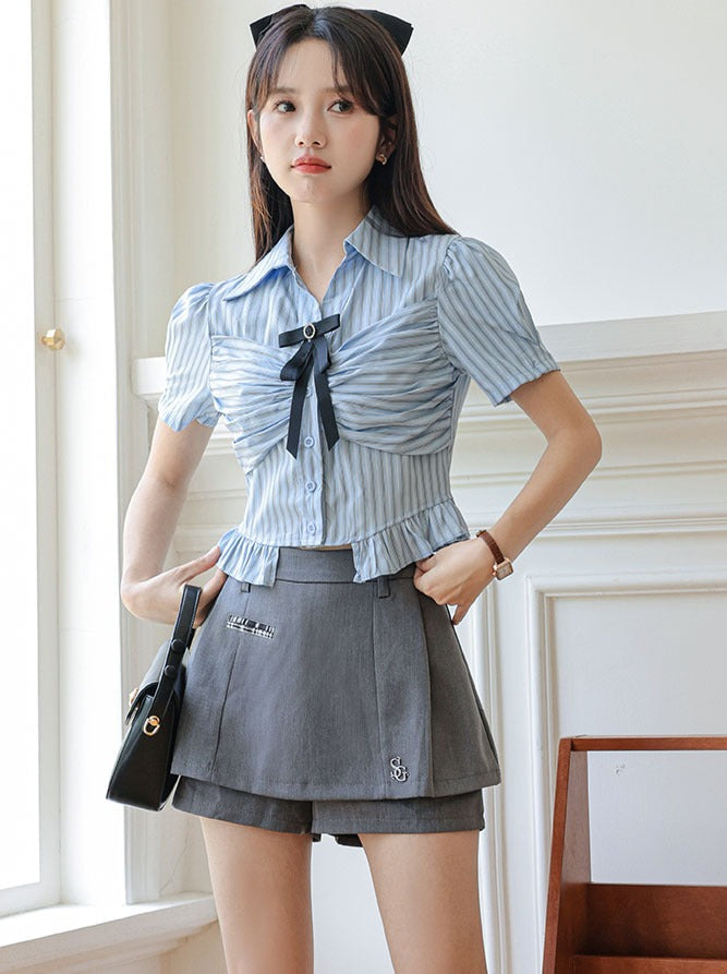 Gestreifter Rock, Shorts, Schleife, blaue Bluse