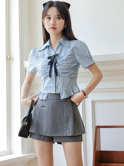 Gestreifter Rock, Shorts, Schleife, blaue Bluse