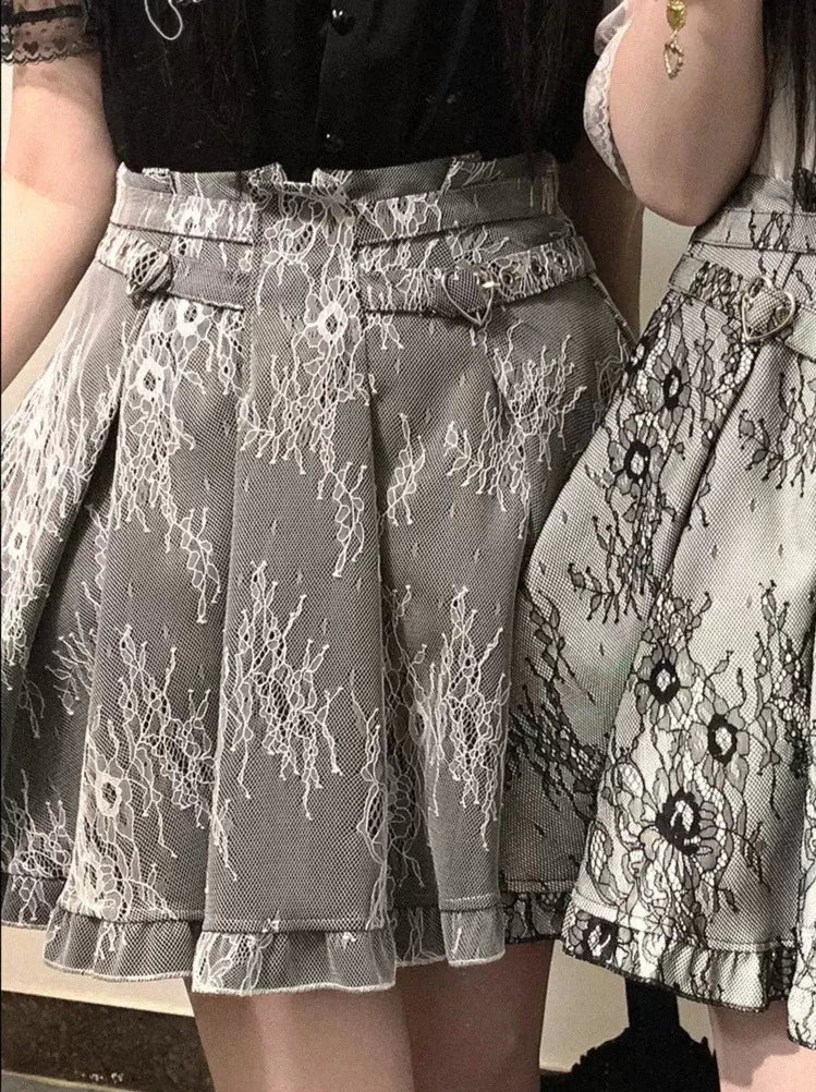 Spitzenrock mit Rosenherz und Schnalle