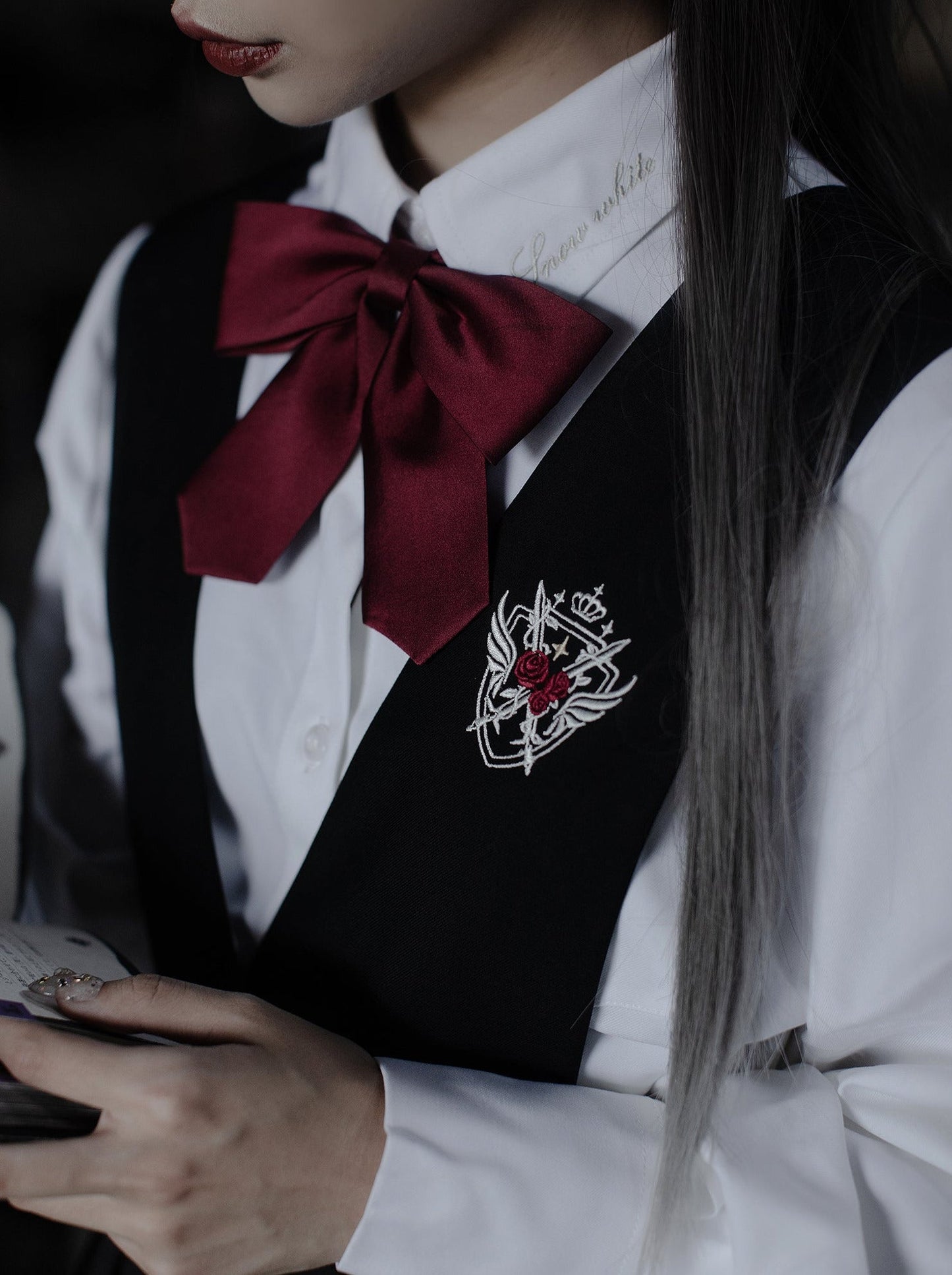 Prinzessinnen-Shirt, weiße Jacke, kurzes Kleid im V-Ausschnitt, College-Stil, schwarz, plissiert