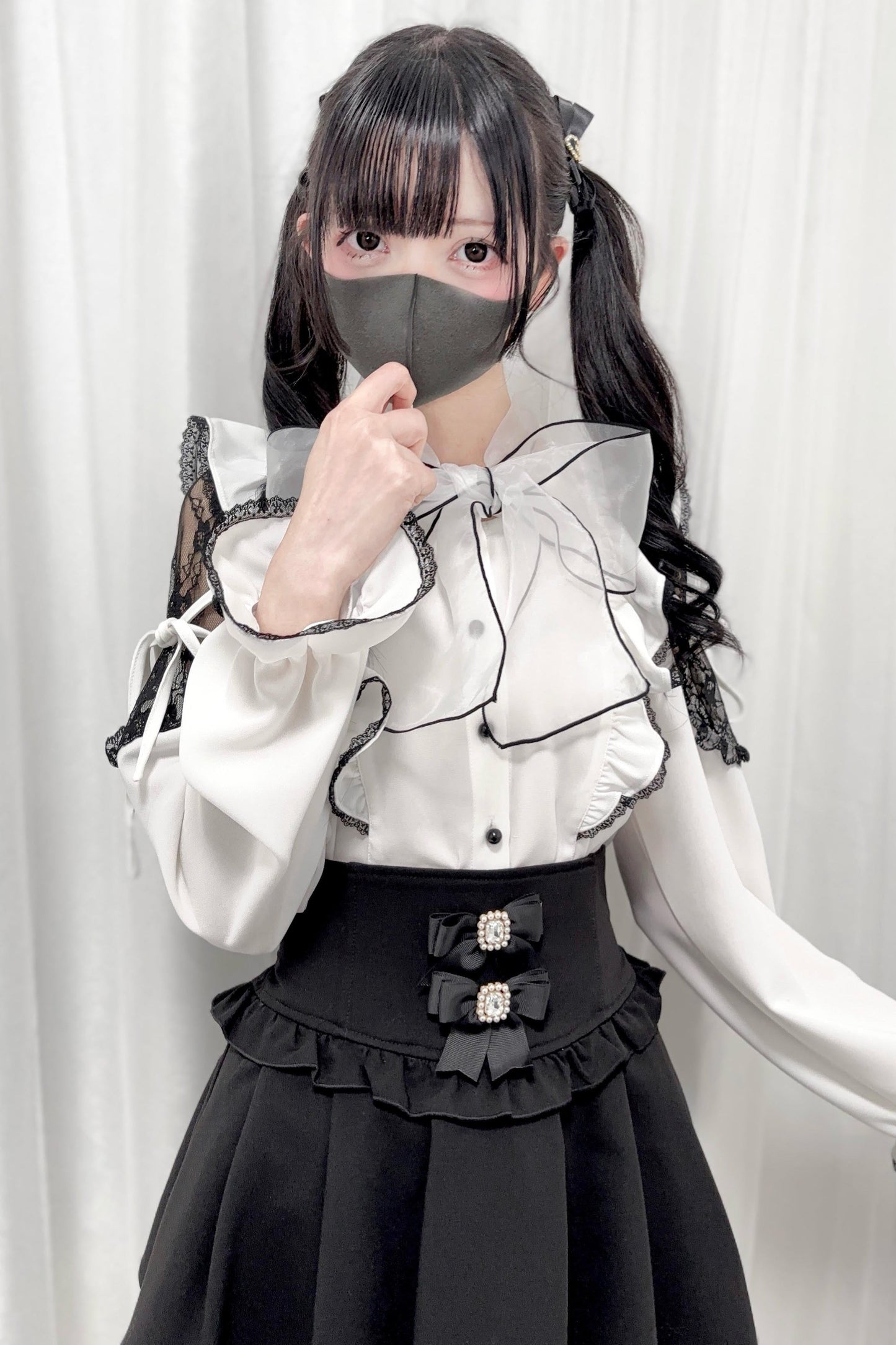 大きなブラウスのリボン