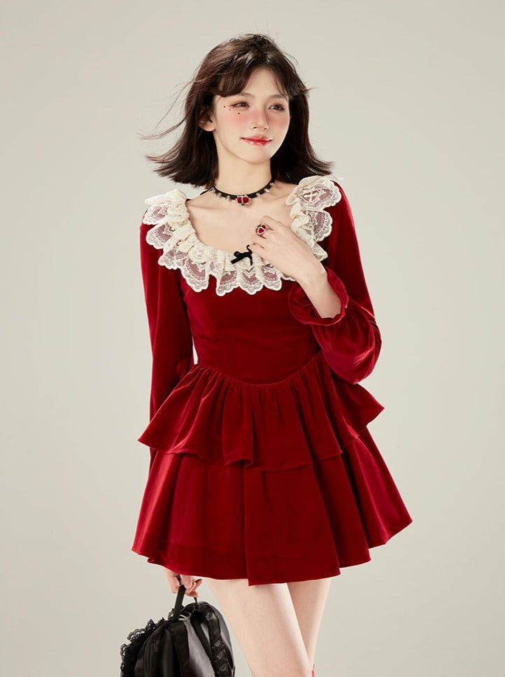 Robe à col rouge en velours raisin