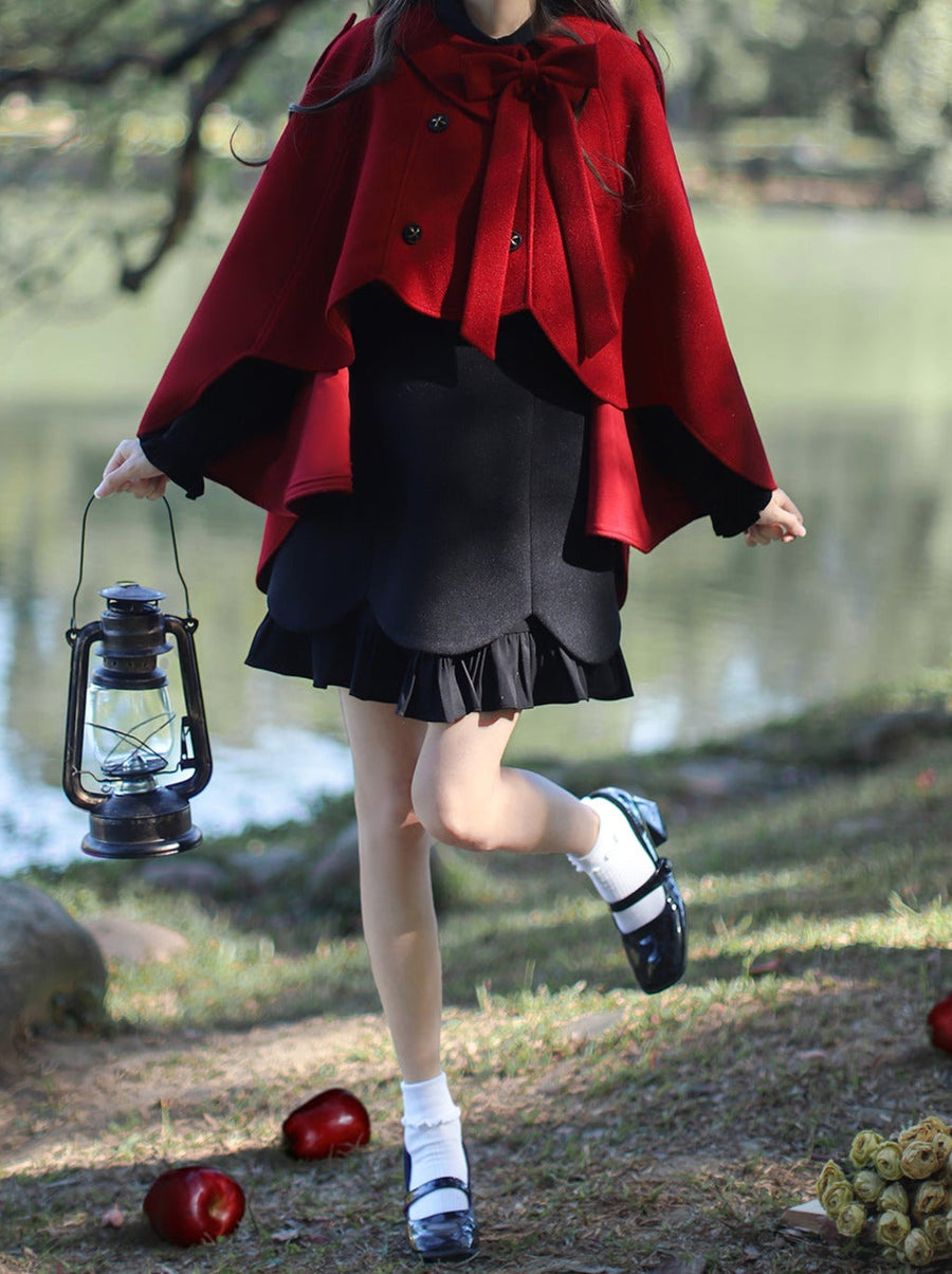 Manteau cape à volants en similicuir noir et rouge rétro