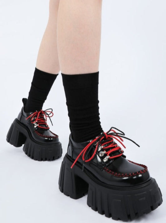 Voluminöse rote Schuhe Punk