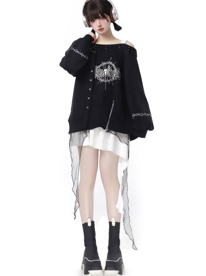 Trainingsanzug mit Ösen-Trainer im Dark Soon-Printdesign + Elegula-Rock aus Spitze