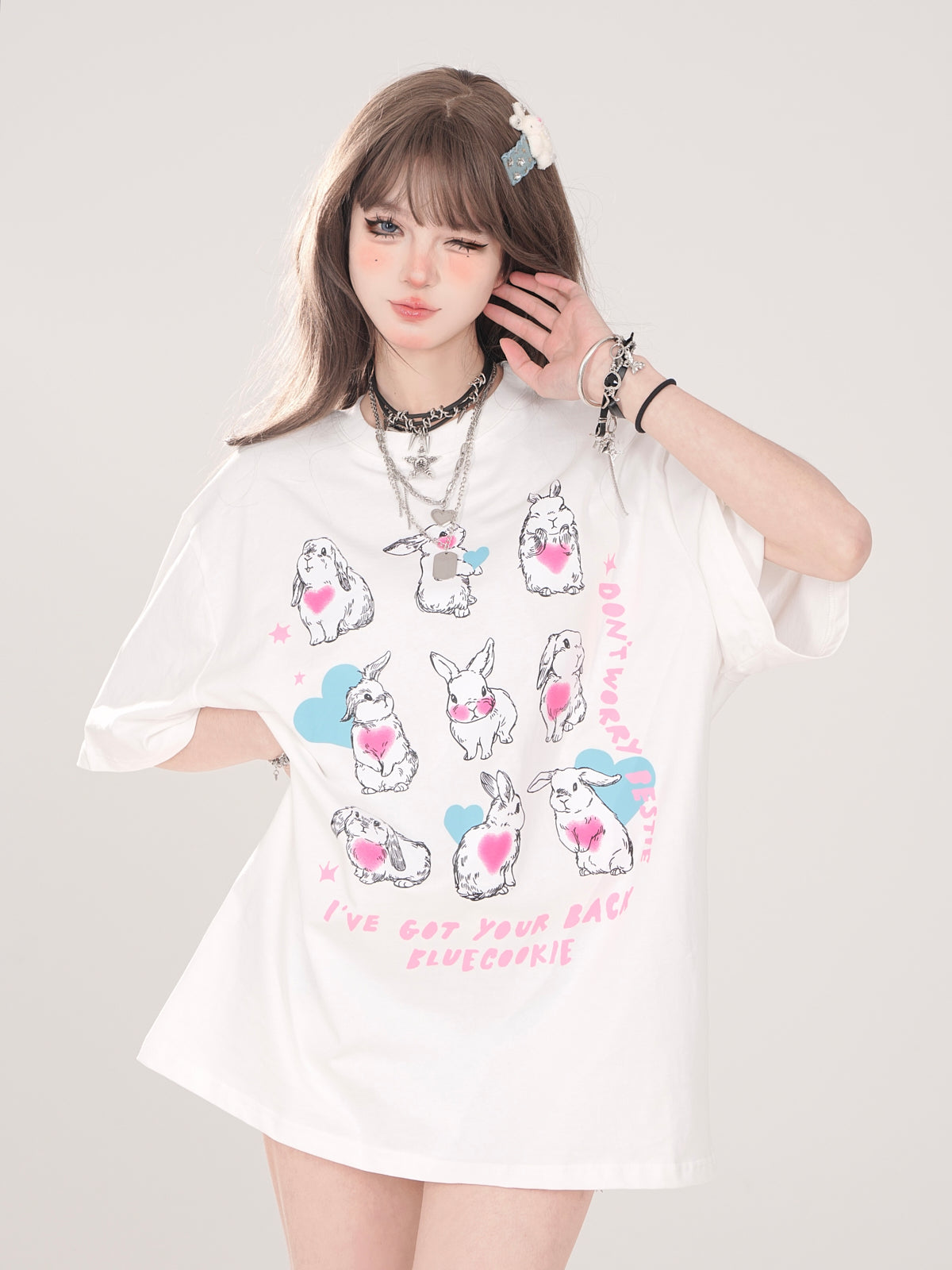 デザインイラストTシャツ キュートなアーティスティックなゆるいウサギ