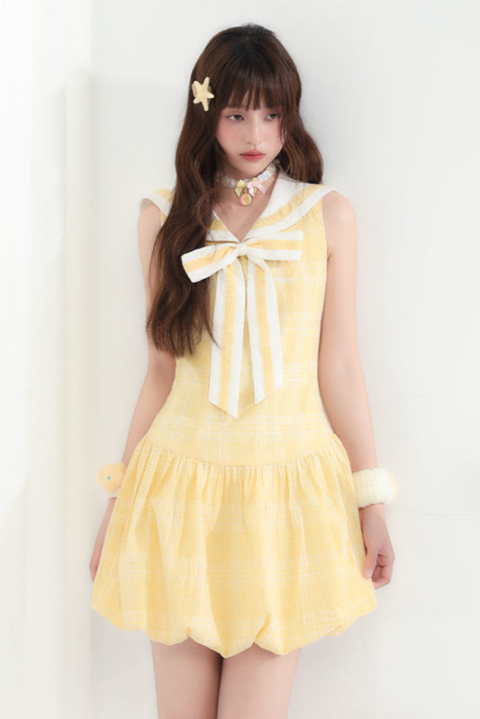 Ärmelloses Kleid mit Schleifendetail und Kürbismotiv