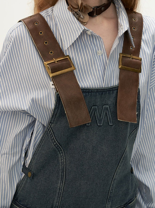 Plissierter Jeans-Hosenträgerrock aus Leder mit Logo und Gürtel