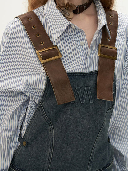 Plissierter Jeans-Hosenträgerrock aus Leder mit Logo und Gürtel