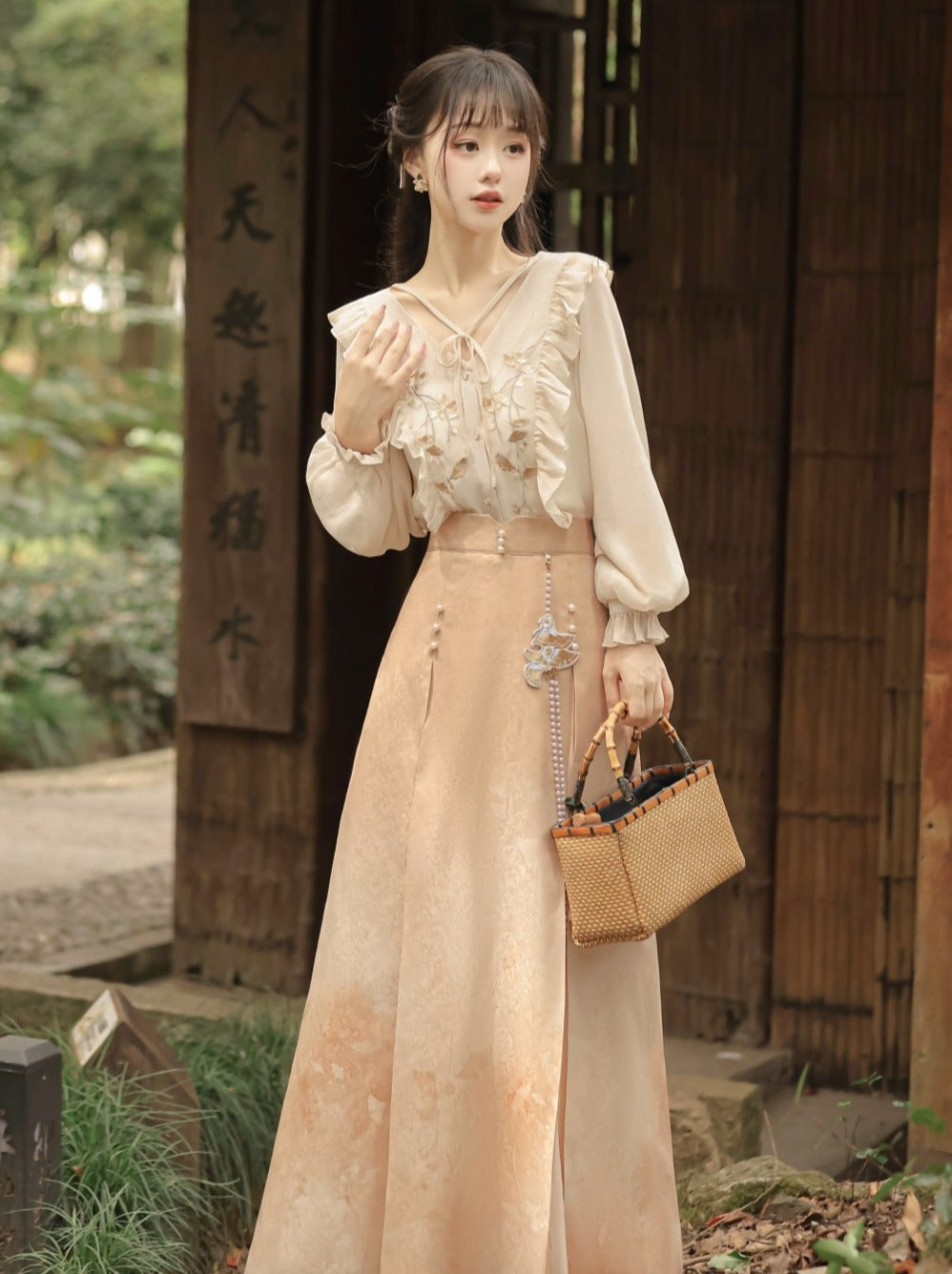 Plissierter Spitzenrüschen-China-Rock mit Schlitz, lang + Bluse