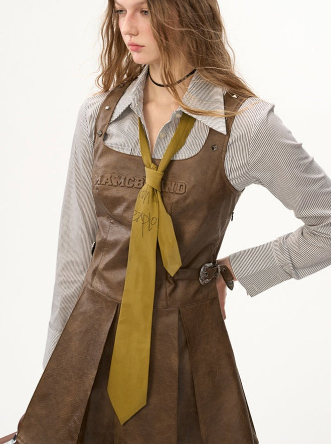 Hosenträgerrock mit Buchstaben-Print aus Leder