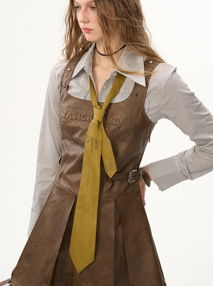 Hosenträgerrock mit Buchstaben-Print aus Leder