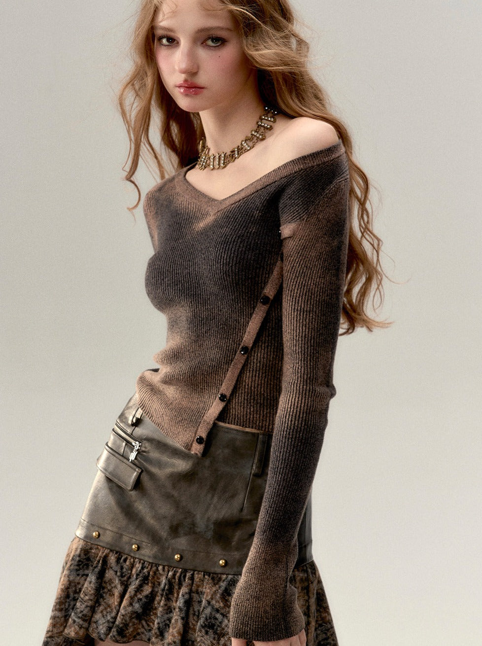 Kurzes, schmales, asymmetrisches Osh-Top mit V-Ausschnitt und Knopfleiste