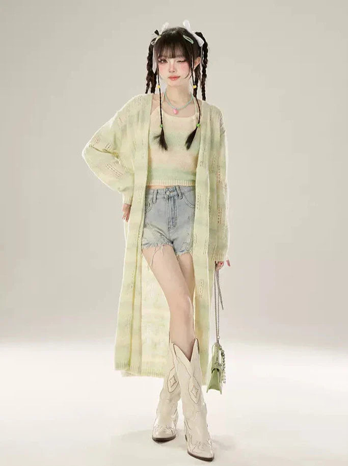 Niedrig geschnittene Jeansshorts mit beschädigten Fransen