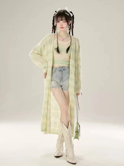 Niedrig geschnittene Jeansshorts mit beschädigten Fransen