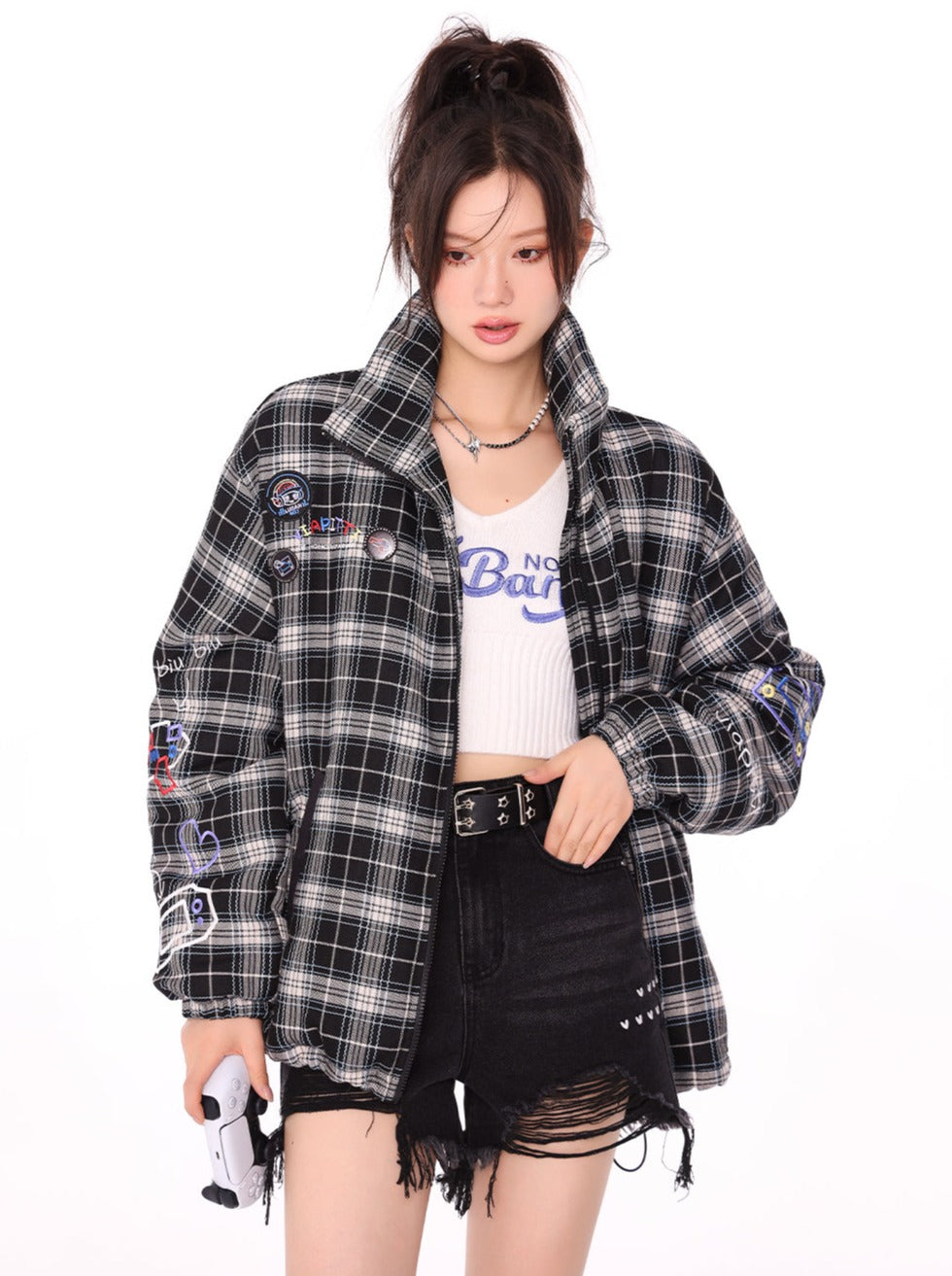 Oberbekleidung mit Karo-Wappen und hohem Halsausschnitt