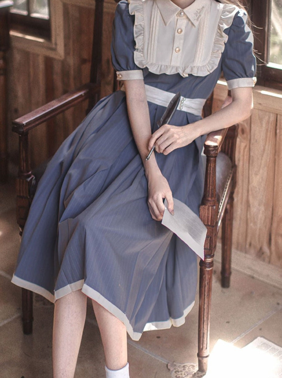 Robe blanche à volants avec ceinture et col rétro pour l'été
