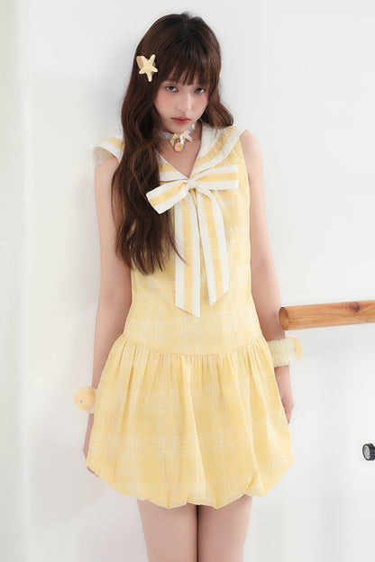 Ärmelloses Kleid mit Schleifendetail und Kürbismotiv