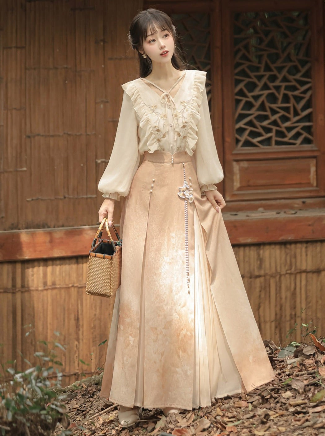 Plissierter Spitzenrüschen-China-Rock mit Schlitz, lang + Bluse