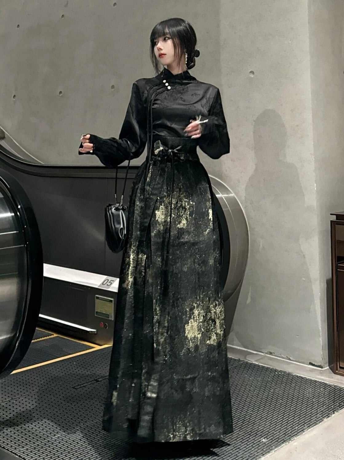 Dunkle China-Bluse + langer China-Rock