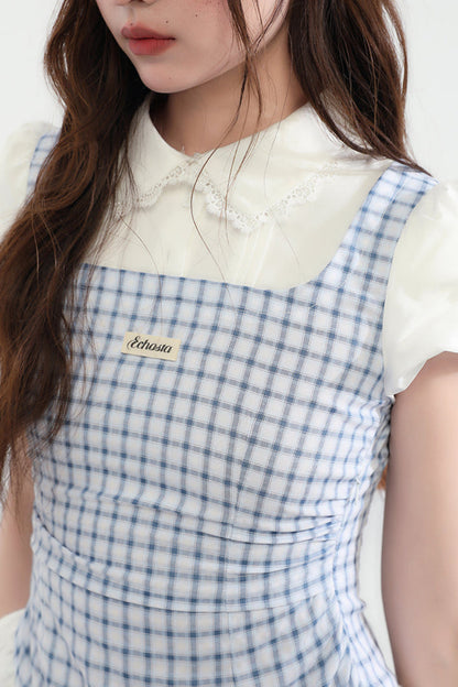 Süßes kariertes blaues College-Kleid