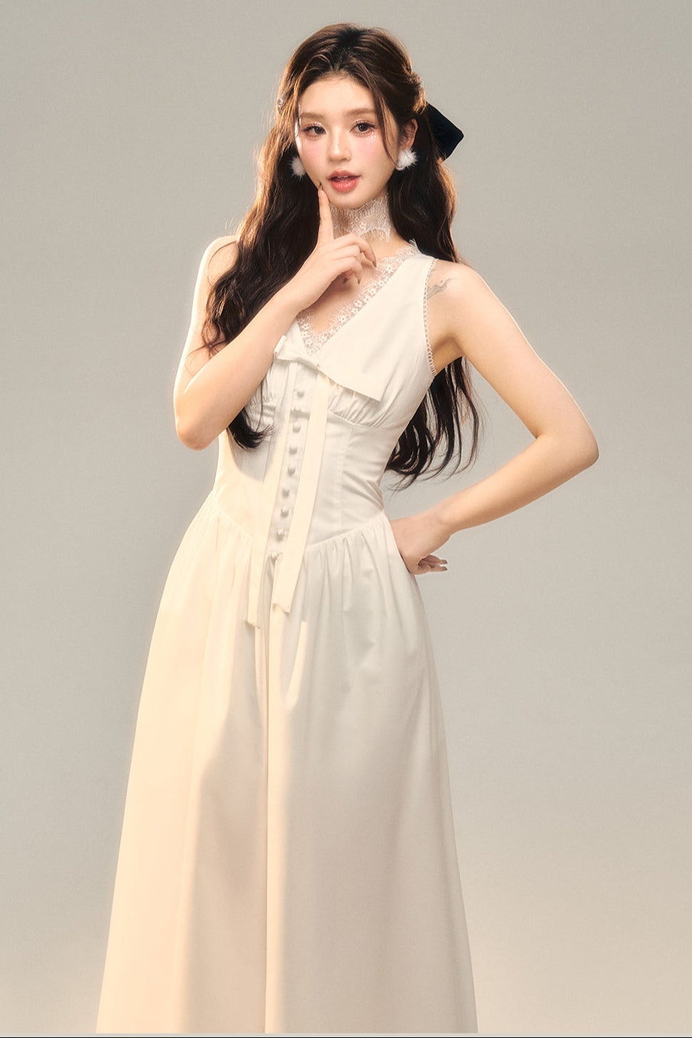 Französisches weißes rückenfreies Premium-Kleid