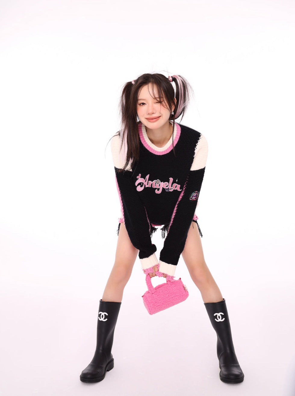 Beschädigter Strick mit Logo in Kontrastfarbe