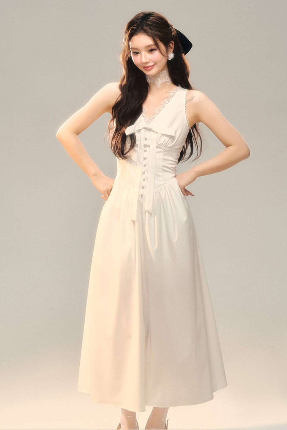 Französisches weißes rückenfreies Premium-Kleid