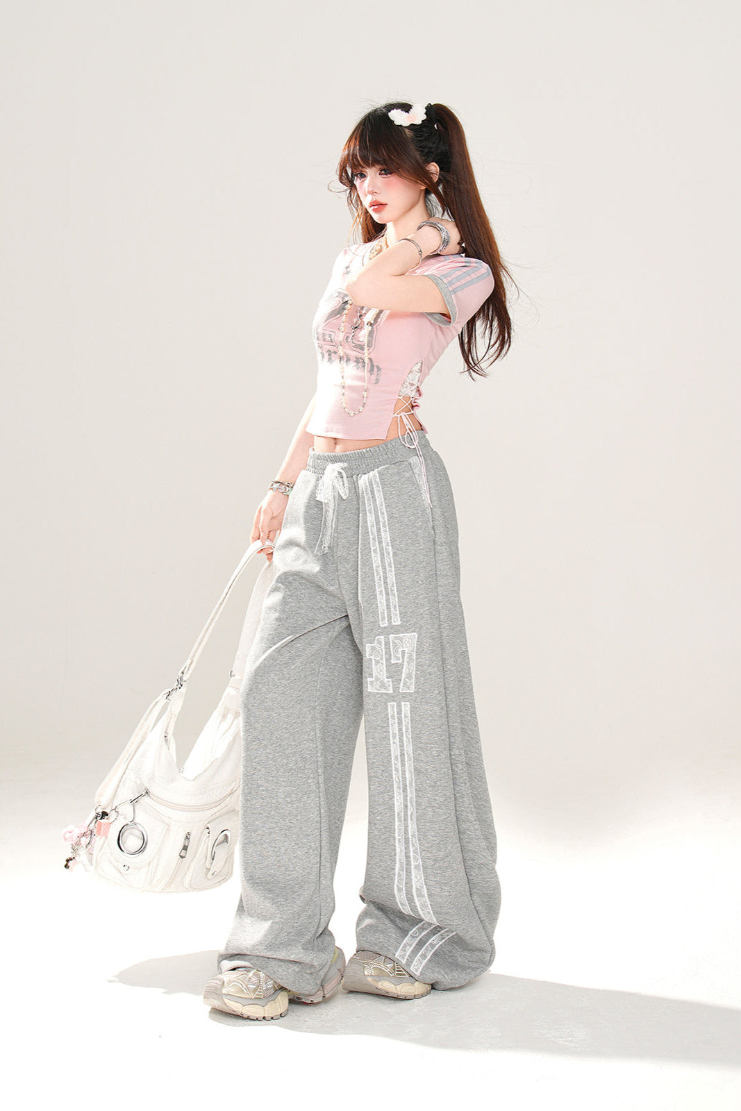 ロゴスポーティフローラルTシャツアート