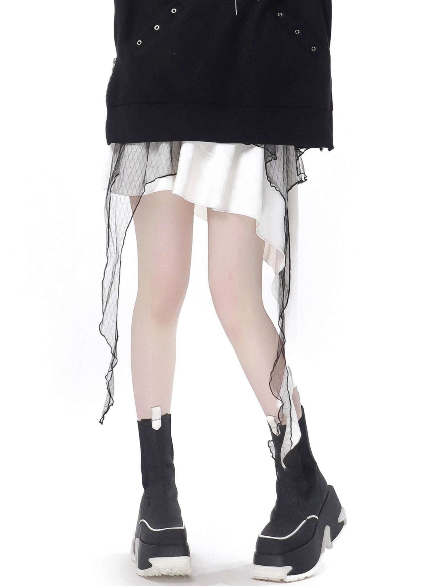 Trainingsanzug mit Ösen-Trainer im Dark Soon-Printdesign + Elegula-Rock aus Spitze