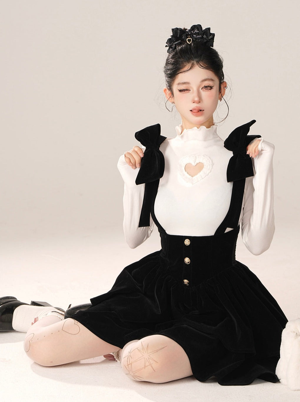 Strapsrock mit Schleife und großen Schultern