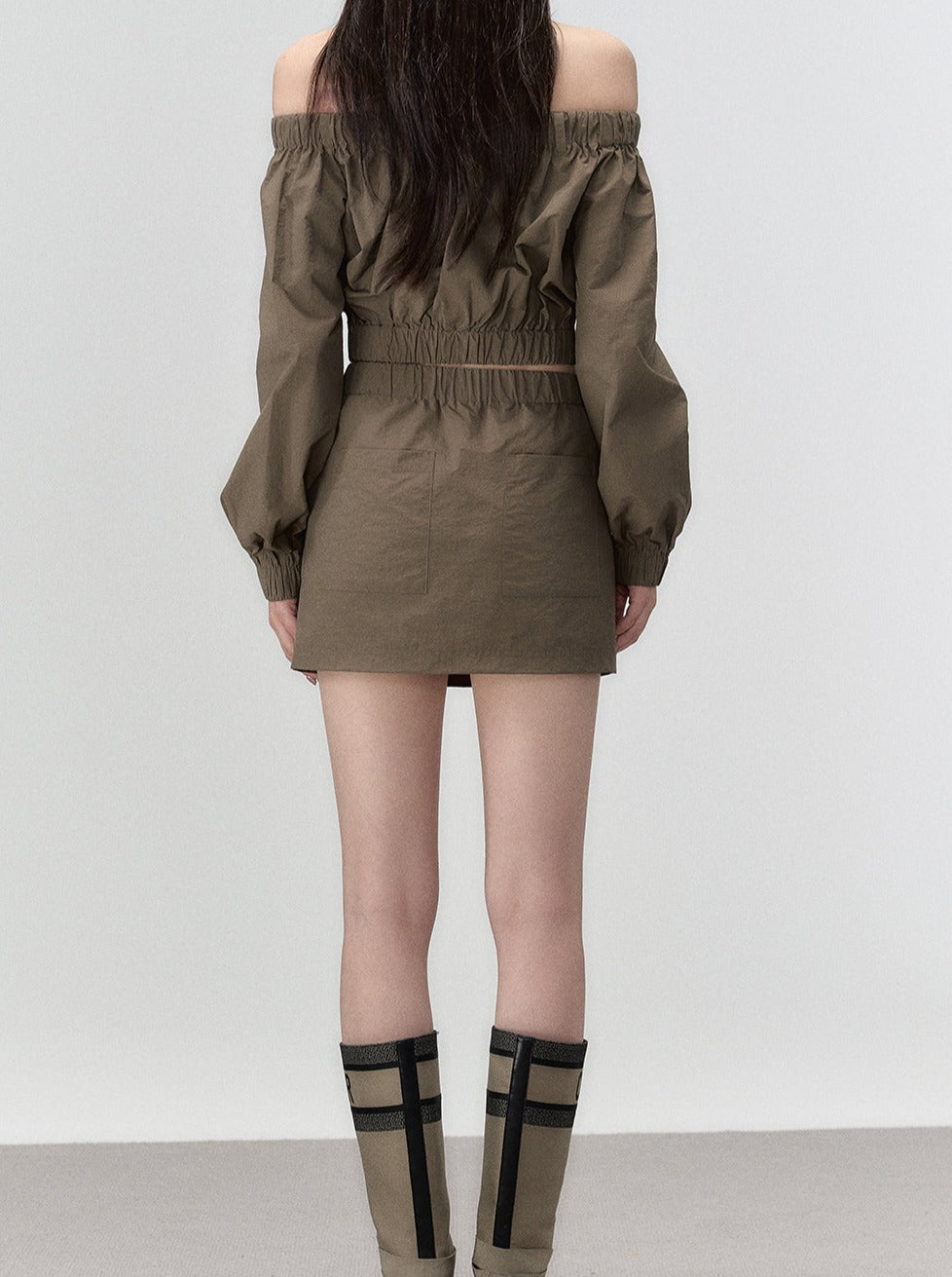 モードなオフショルダートップス＋ダブルポケットスカート