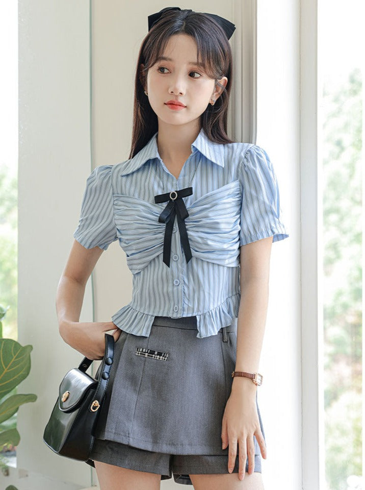 Gestreifter Rock, Shorts, Schleife, blaue Bluse